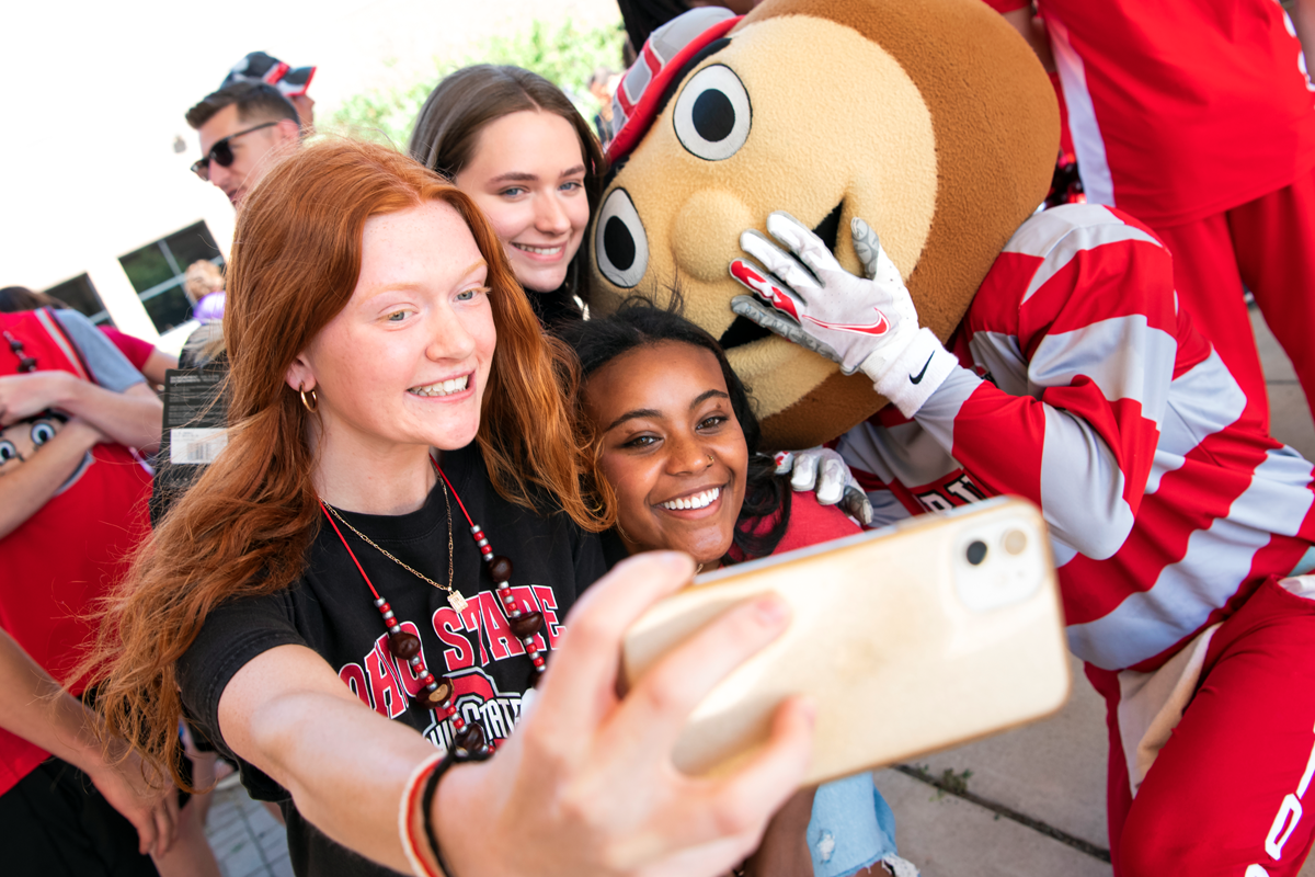 Graduates performing the O-H-I-O pose